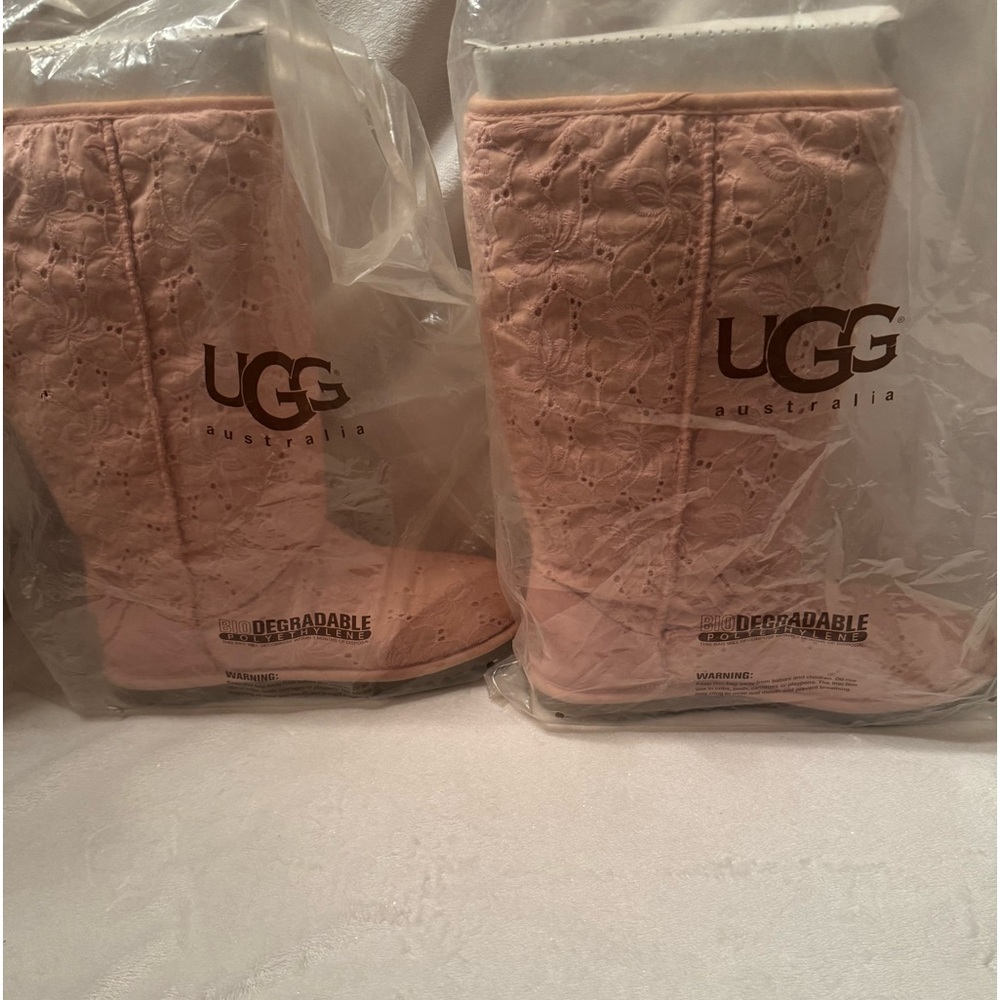 Adorable gently used pale pink Ugg outdoor boots. Size 7 women.